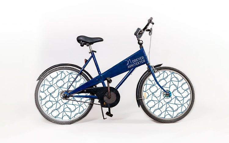 Visuel opsætning af eksekveringen af Dreyer Arkitekters nye logo.